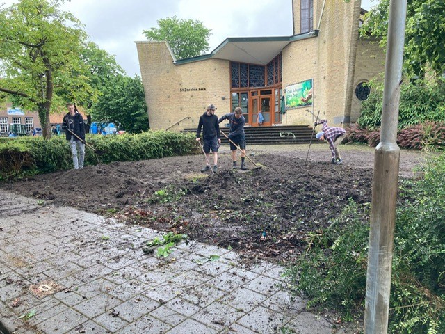 Werk in de tuin van de kerk 2