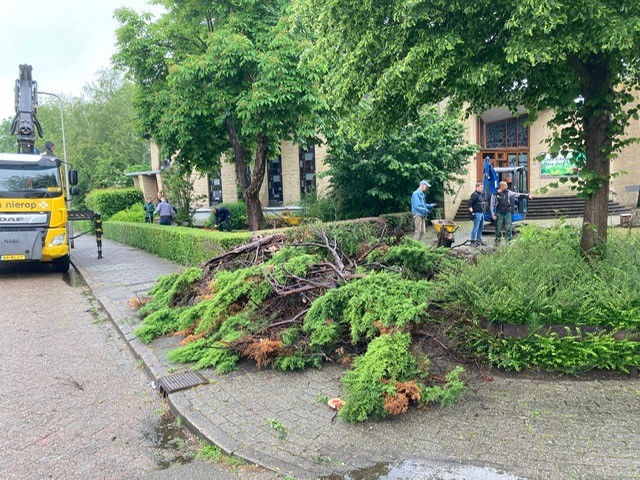 Werk in de tuin van de kerk 4
